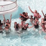 Vacanciers dans la piscine du Camping le Sabia