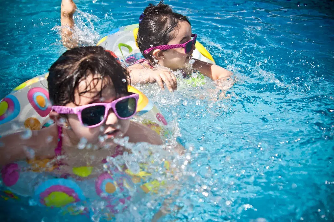 enfants qui jouent dans la piscine
