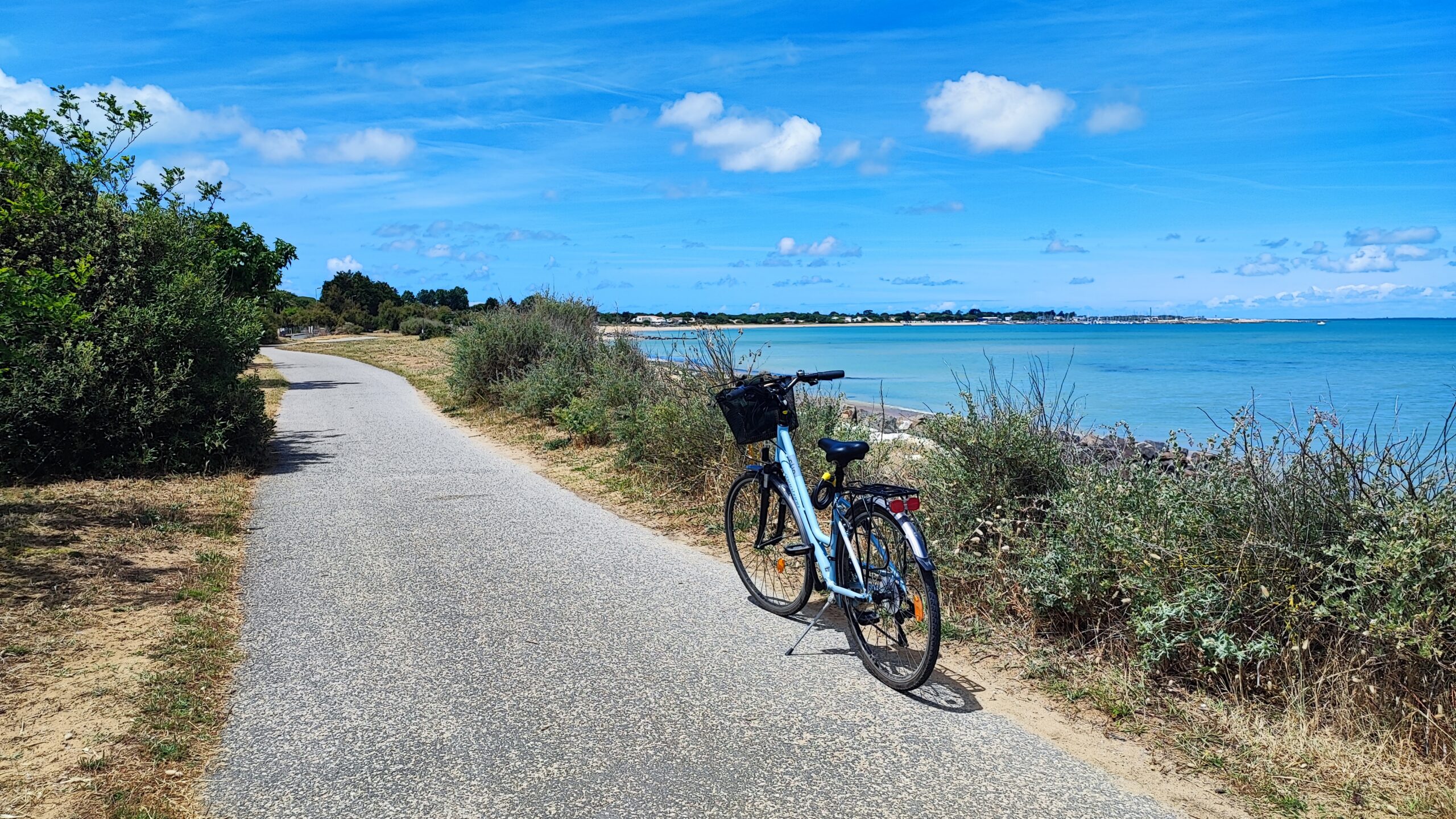 Séjour en famille au Camping Le Sabia : une journée sans voiture entre plage, vélo et détente